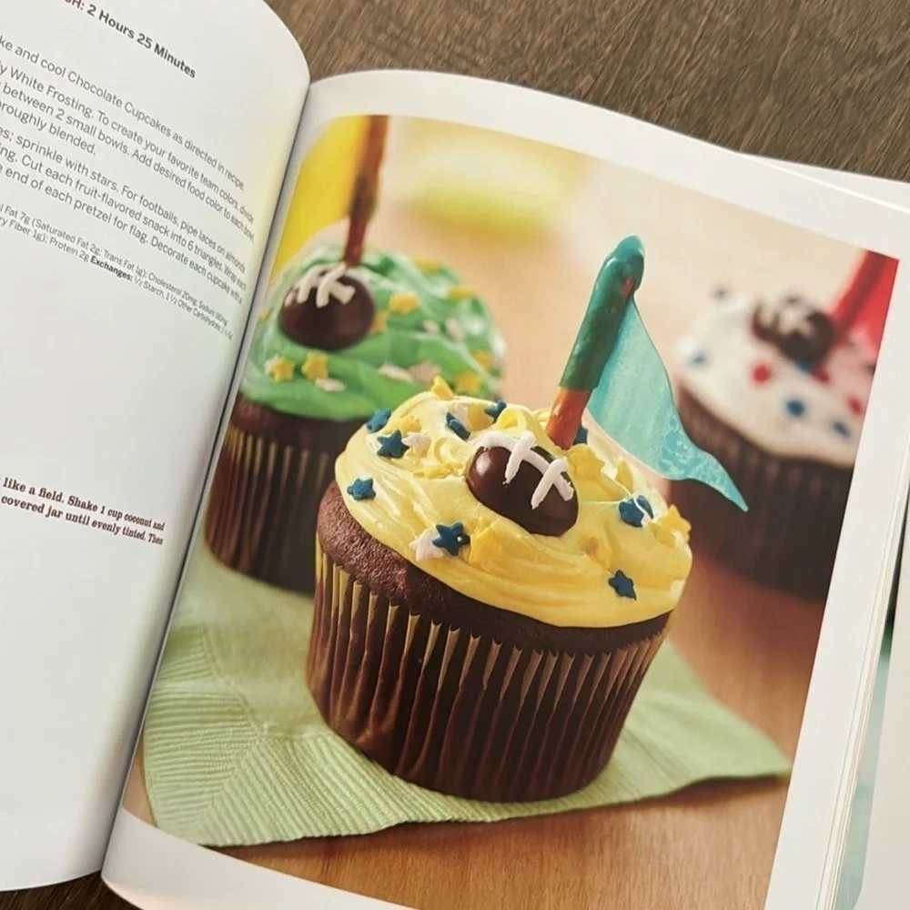 Betty Crocker The Big Book Of Cupcakes Paperback Party Baking Cookbook
